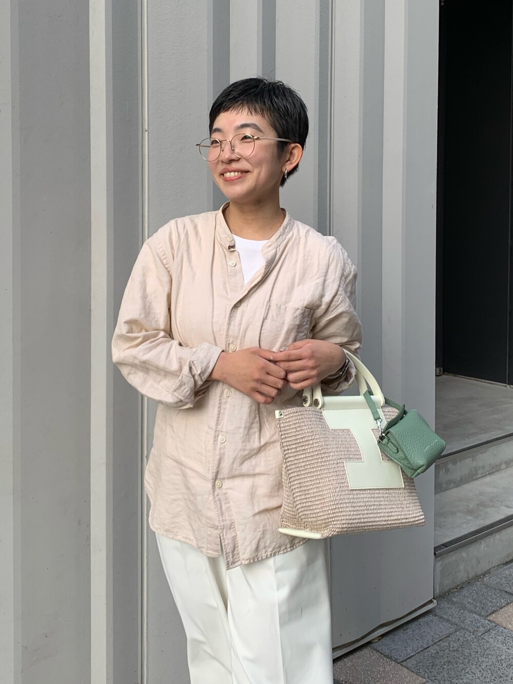 「春コーデ、春めき満開コーデ、着回しコーデ、今日のコーデ、ootd、オトナカワイイ、休日、春服、低身長女子、シャツコーデ、リラックススタイル、ワントーンコーデ、デイリーカジュアル、かごバッグ」｜「IACUCCIの【予約】ソルベット S PAGLIA/CERVO・RUGA（トートバッグ、ホワイト系）」を使った、sato yukiさん（レディース・147cm）の春コーディネートの2枚目の写真