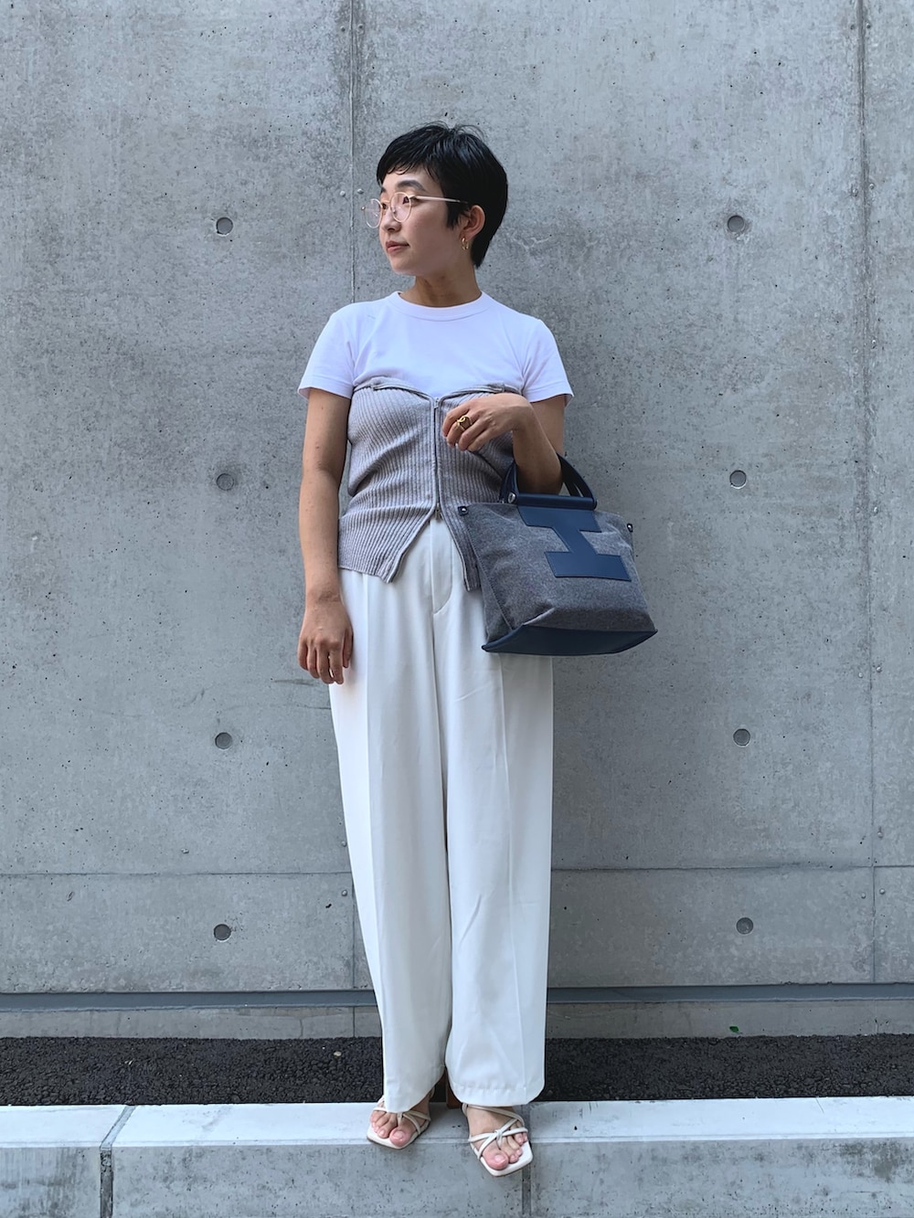 「おしゃ見えテクニック、シンプル、白Tシャツ、きれいめカジュアル、休日スタイル、ショルダーバッグ、夏コーデ、スラックス、ビスチェ、キャンバスバッグ、キャンバストート、ホワイトコーデ、低身長、低身長コーデ」｜「IACUCCIのソルベット S CANVAS/RUGA（トートバッグ、ブルー系）」を使った、sato yukiさん（レディース・147cm）の夏コーディネートの2枚目の写真