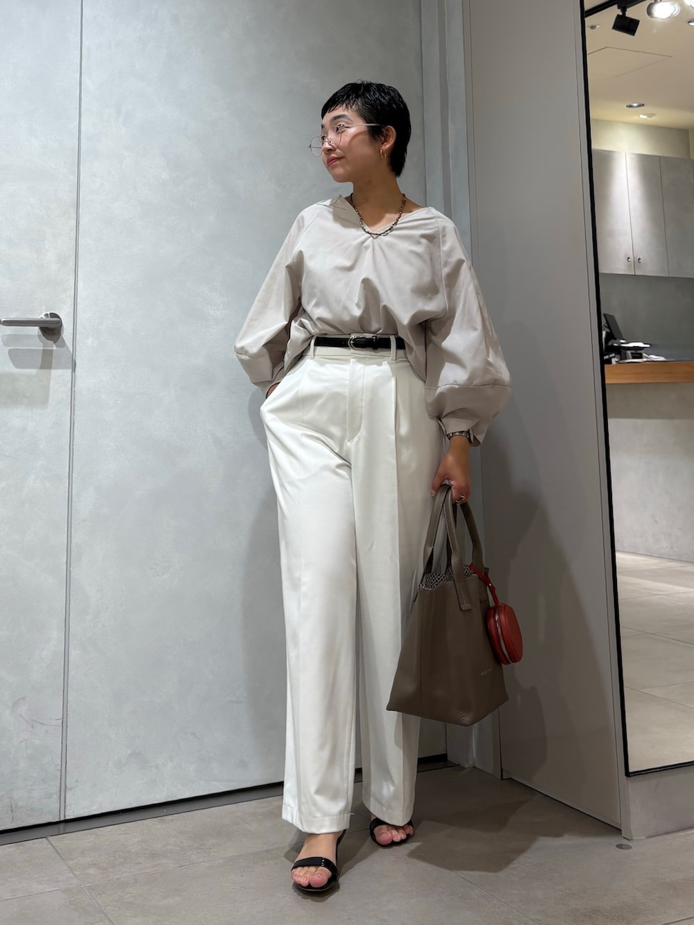 「サンダル、夏コーデ、メガネ女子、淡色コーデ、きれいめカジュアル、トートバッグ、おでかけコーデ、パンツコーデ、シンプルカジュアル、ラクチンコーデ、チャーム、バッグチャーム、大人ファッション、初夏コーデ、お出かけコーデ」｜「IACUCCIの【予約】オペラ S CERVO/STAMPA INTERNA（ショルダーバッグ、ベージュ系）」を使った、sato yukiさん（レディース・147cm）の夏コーディネートの2枚目の写真