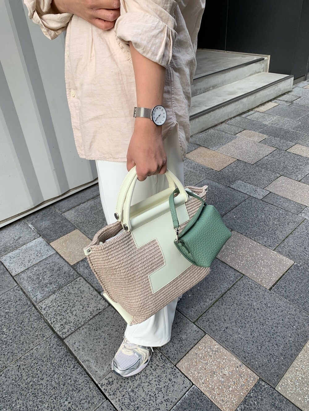 「春コーデ、春めき満開コーデ、着回しコーデ、今日のコーデ、ootd、オトナカワイイ、休日、春服、低身長女子、シャツコーデ、リラックススタイル、ワントーンコーデ、デイリーカジュアル、かごバッグ」｜「IACUCCIの【予約】ソルベット S PAGLIA/CERVO・RUGA（トートバッグ、ホワイト系）」を使った、sato yukiさん（レディース・147cm）の春コーディネートの3枚目の写真