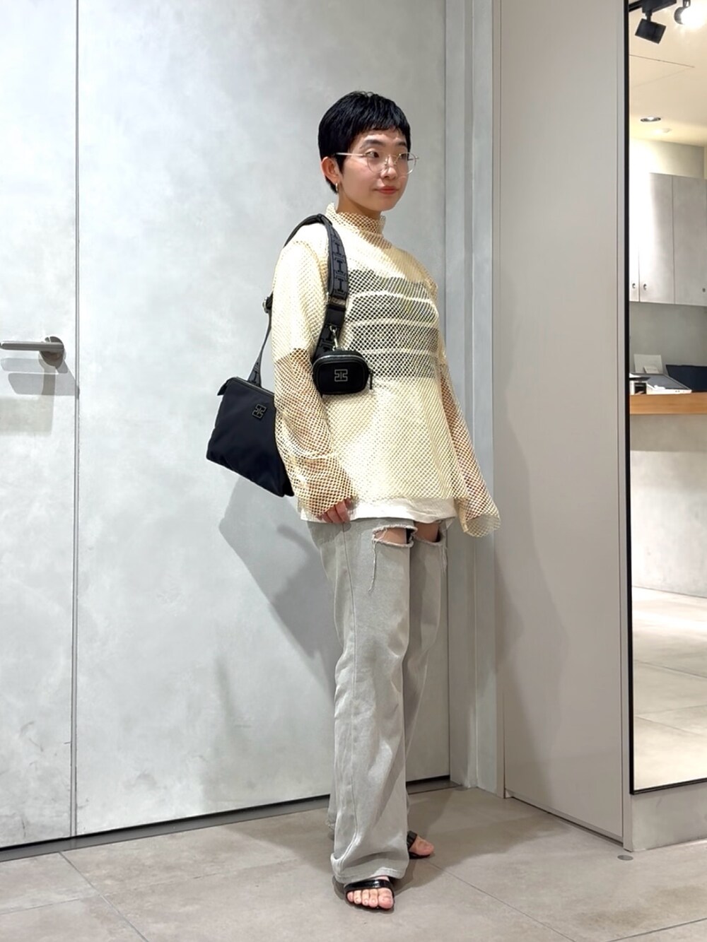 「レイヤードスタイル、サンダル、春夏コーデ、シンプルコーデ、きれいめカジュアル、休日スタイル、デニム、お出かけコーデ、低身長コーデ、おでかけコーデ、シンプルスタイル、初夏コーデ、オトナカジュアル、夏、キレイめカジュアル」｜「IACUCCIの【予約】アーゴ SD NYLON/CERVO（ショルダーバッグ、ブラック系）」を使った、sato yukiさん（レディース・147cm）の春コーディネートの2枚目の写真