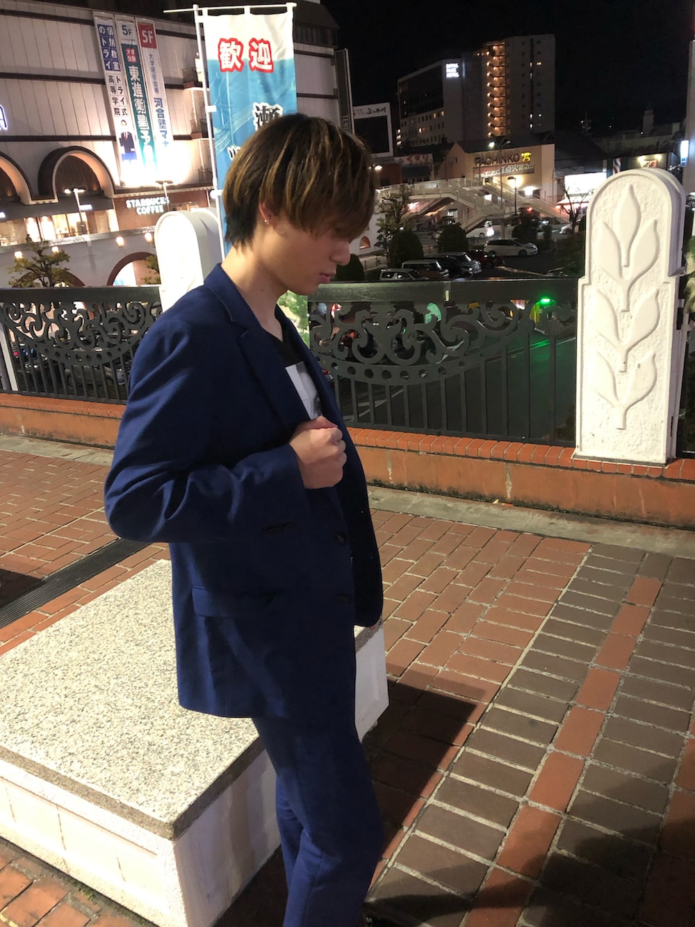 ブルー系のスーツセット、ブラック系のドレスシューズを着用したメンズの春コーディネートの2枚目の写真