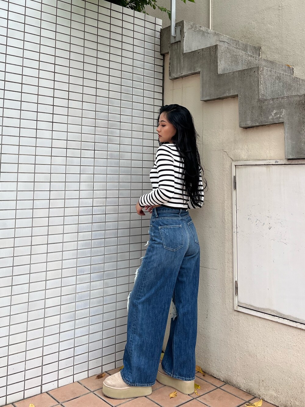 ブルー系のデニムパンツ、その他のニット/セーター、ベージュ系のブーツを着用したレディースの秋コーディネートの2枚目の写真