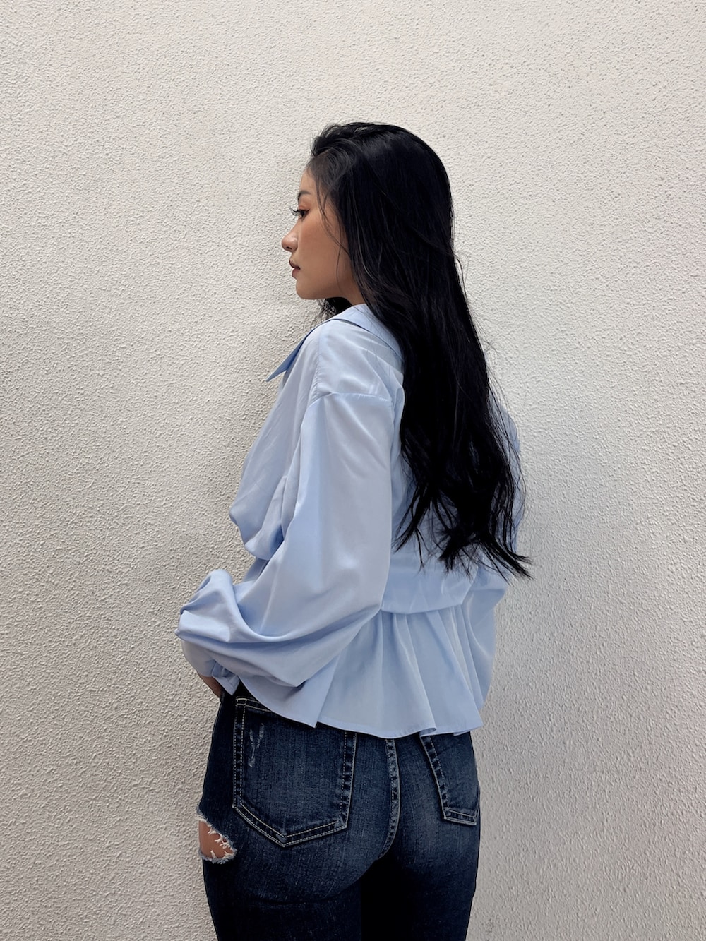 ブルー系のシャツ/ブラウス、ブルー系のデニムパンツ、ホワイト系のパンプスを着用したレディースの冬コーディネートの4枚目の写真