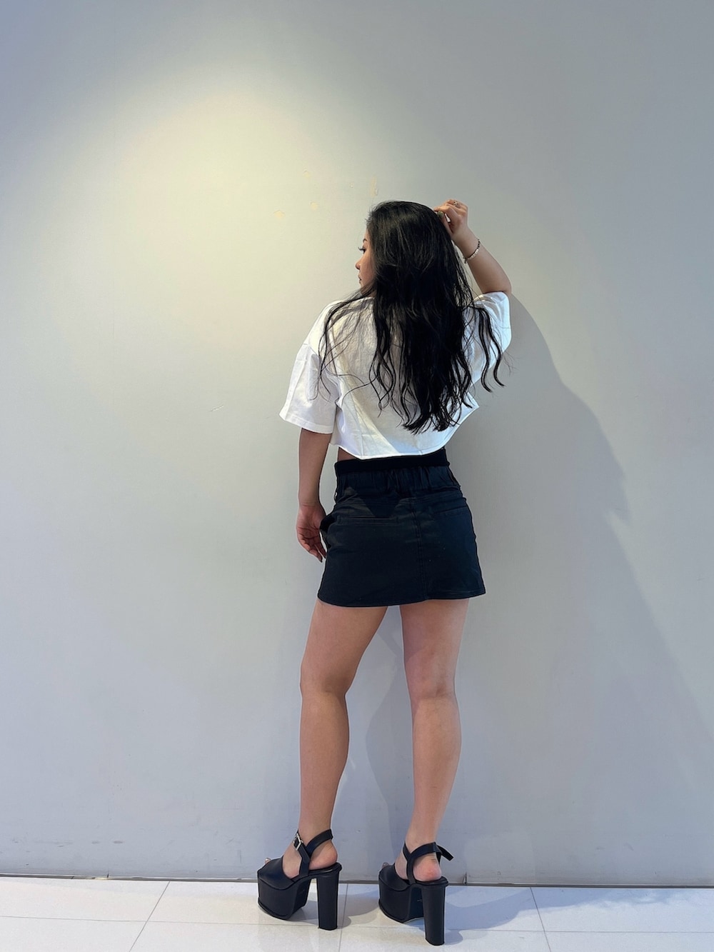 ホワイト系のTシャツ/カットソー、ブラック系のキャミソール、ブラック系のサンダルを着用したレディースの夏コーディネートの3枚目の写真