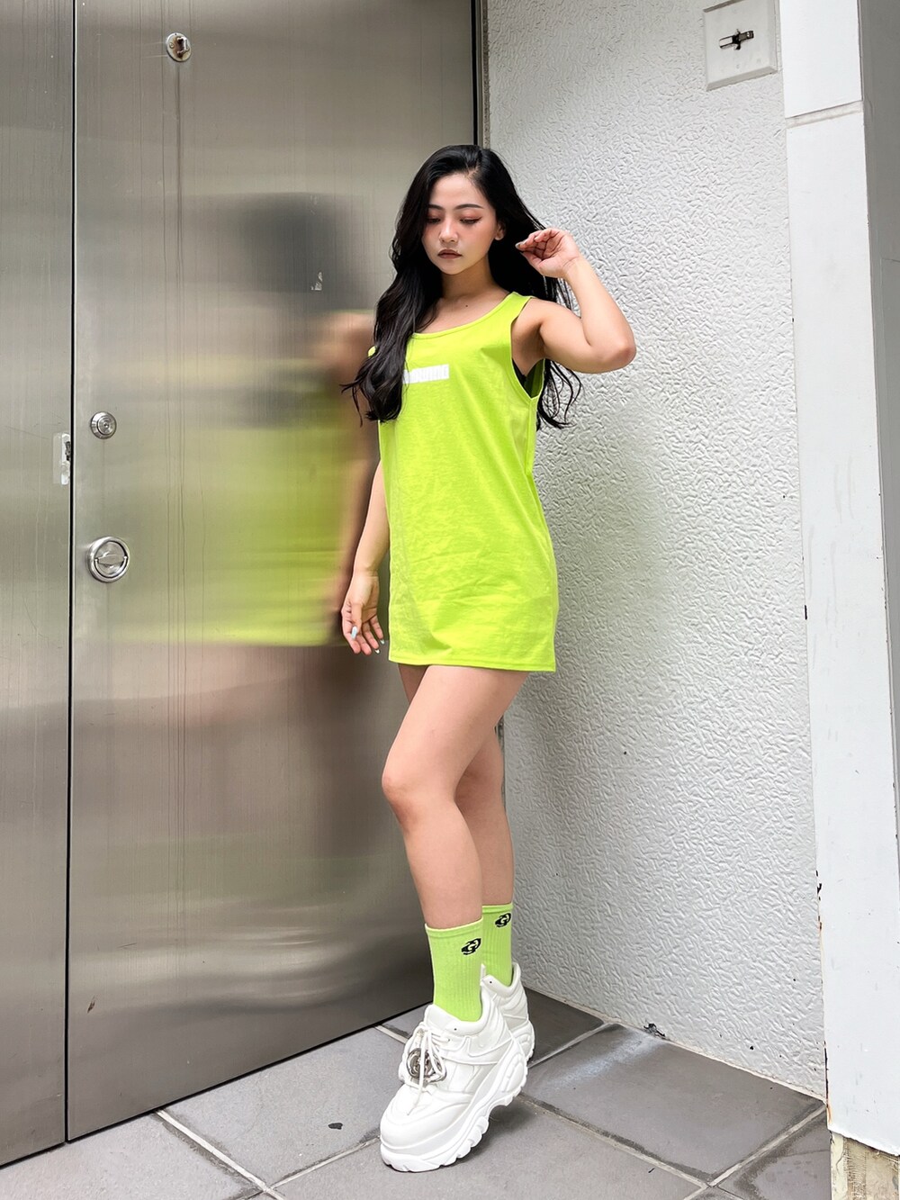 グリーン系のワンピース、ホワイト系のスニーカー、グリーン系のソックス/靴下を着用したレディースの夏コーディネートの2枚目の写真