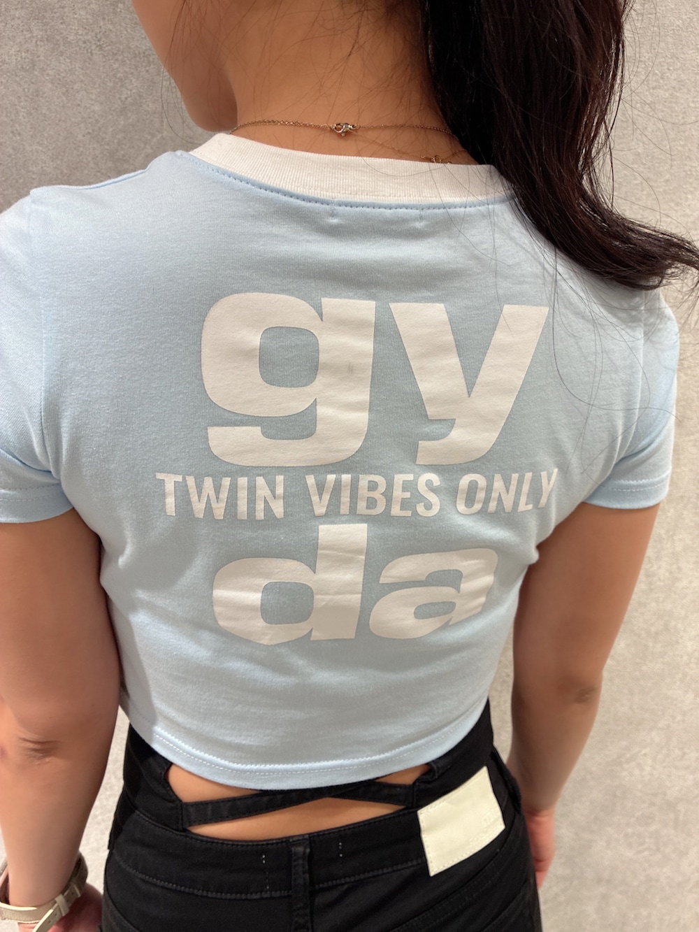ブルー系のTシャツ/カットソー、ブラック系のデニムパンツ、ホワイト系のサンダルを着用したレディースの夏コーディネートの7枚目の写真