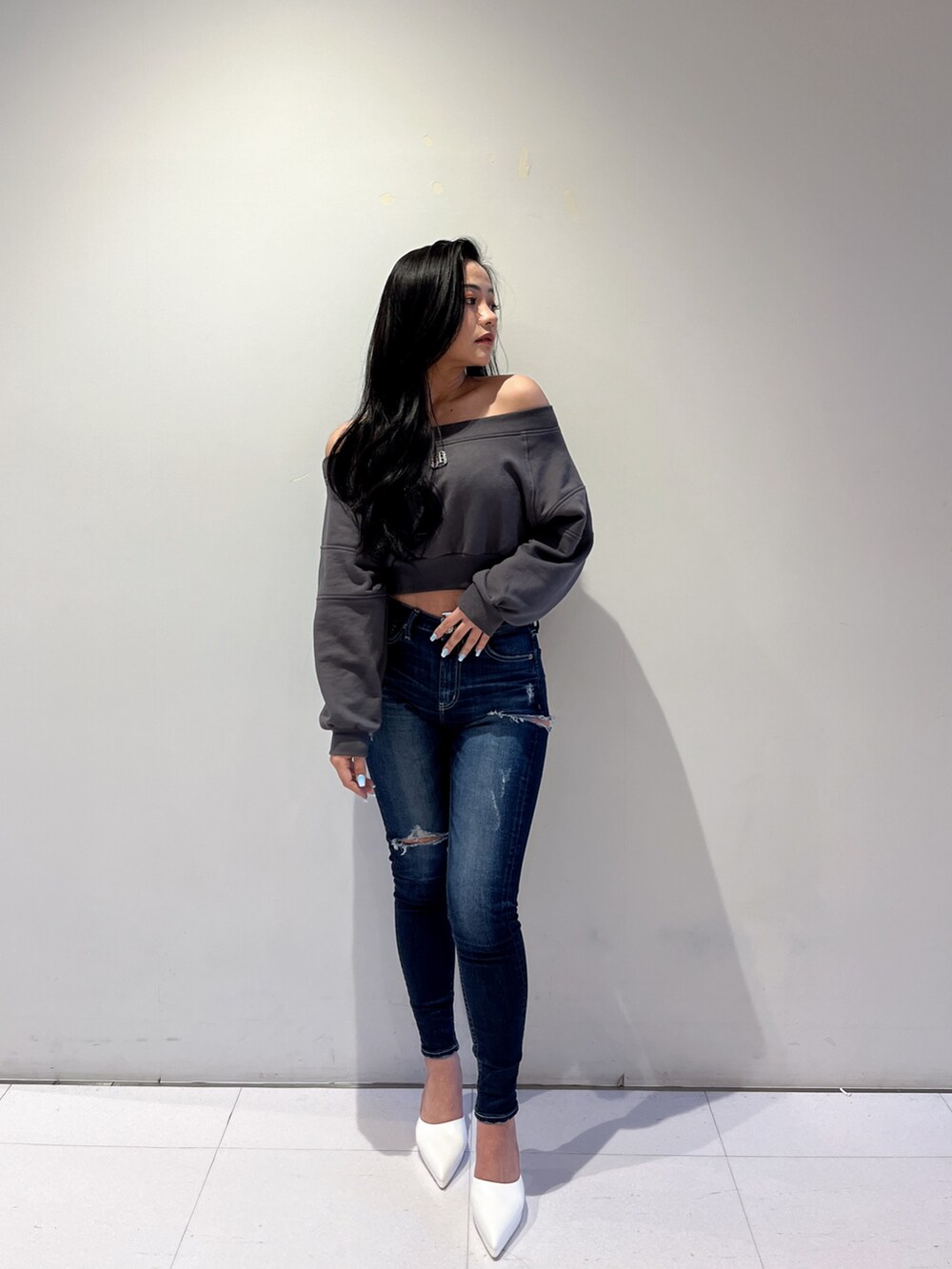 ブルー系のデニムパンツ、グレー系のスウェットを着用したレディースの冬コーディネートの2枚目の写真