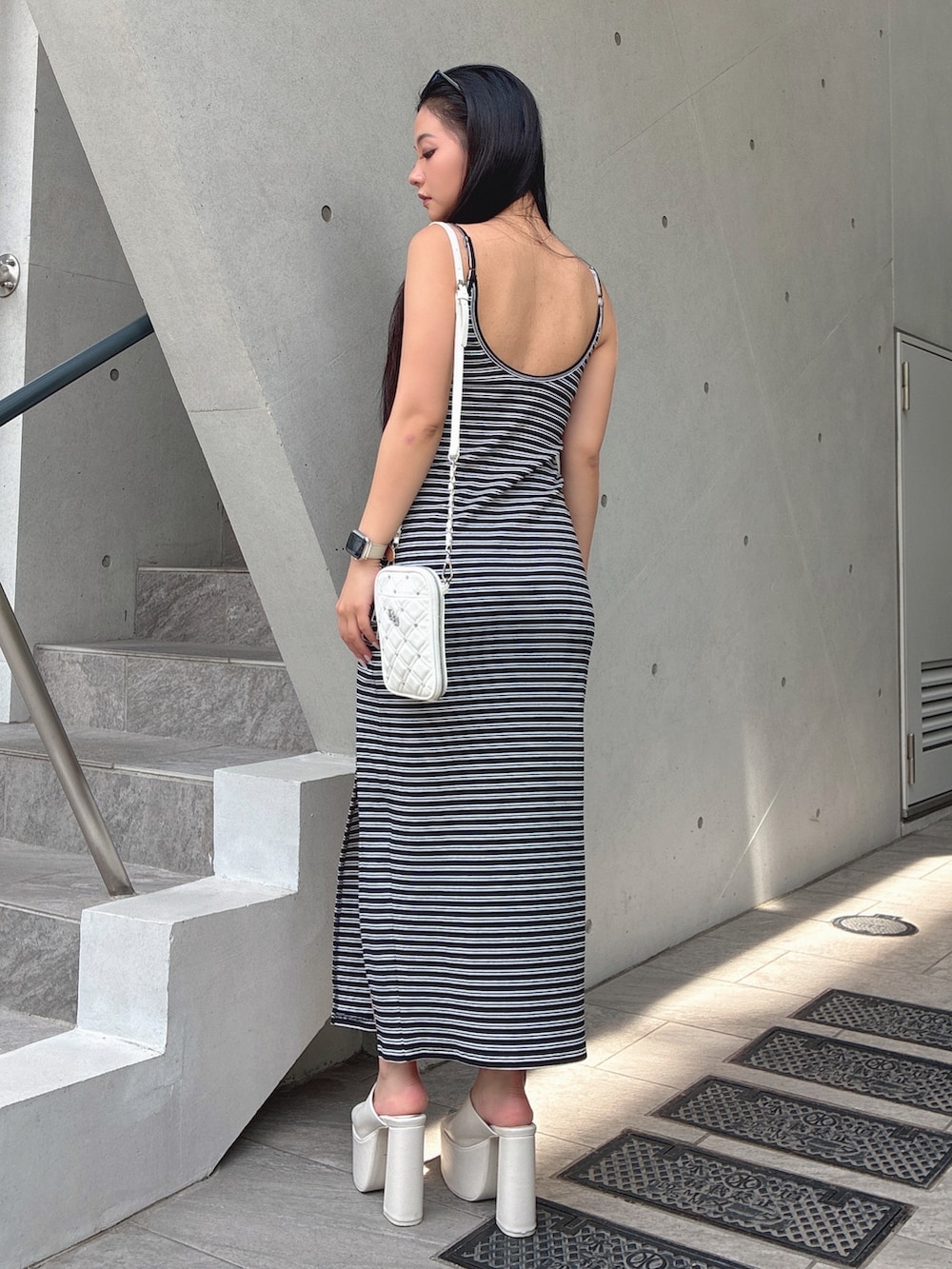その他のワンピース、ホワイト系のサンダル、ホワイト系のショルダーバッグを着用したレディースの夏コーディネートの3枚目の写真