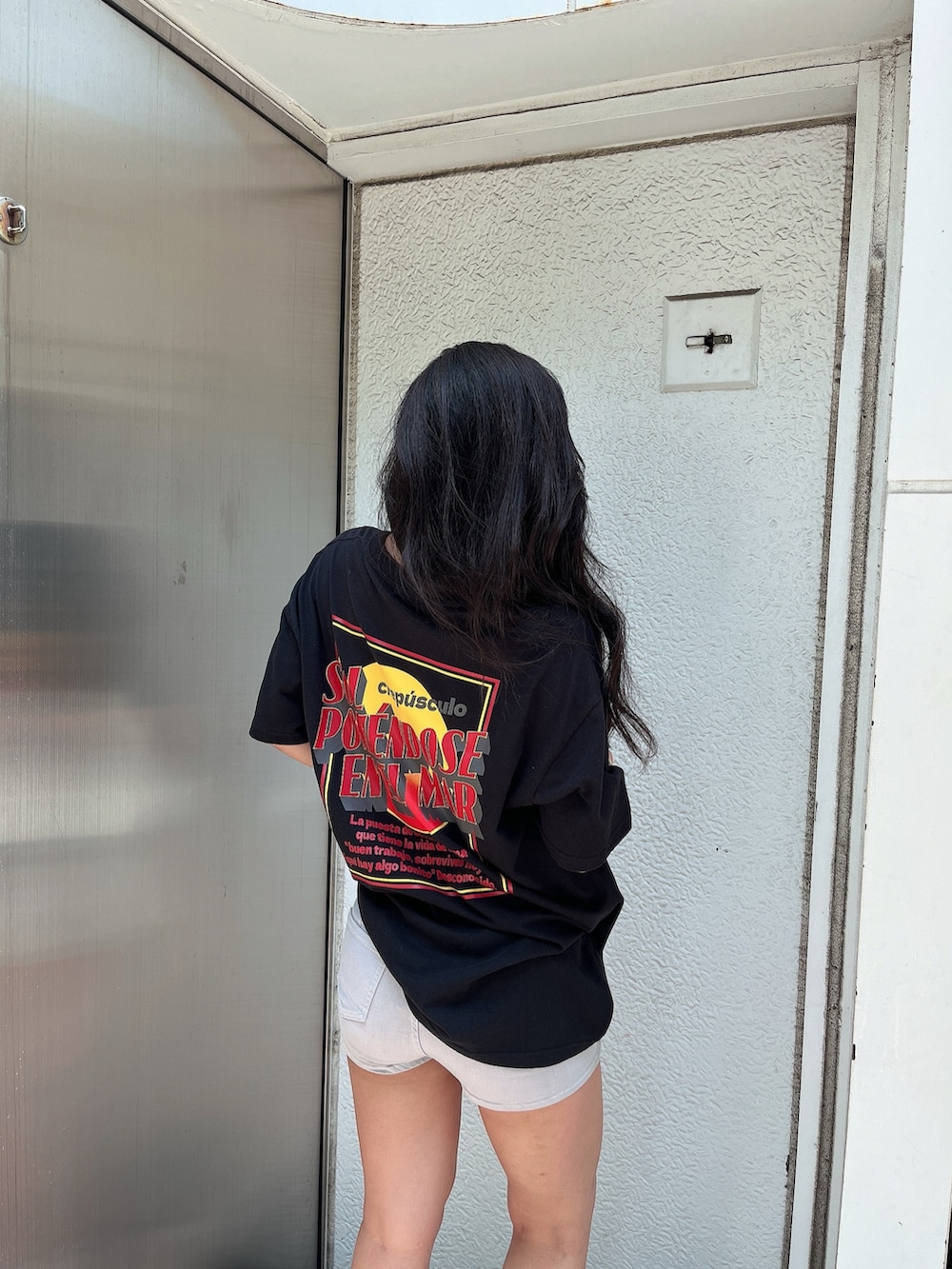 グレー系のその他パンツ、ホワイト系のサンダル、ブラック系のTシャツ/カットソーを着用したレディースの夏コーディネートの3枚目の写真