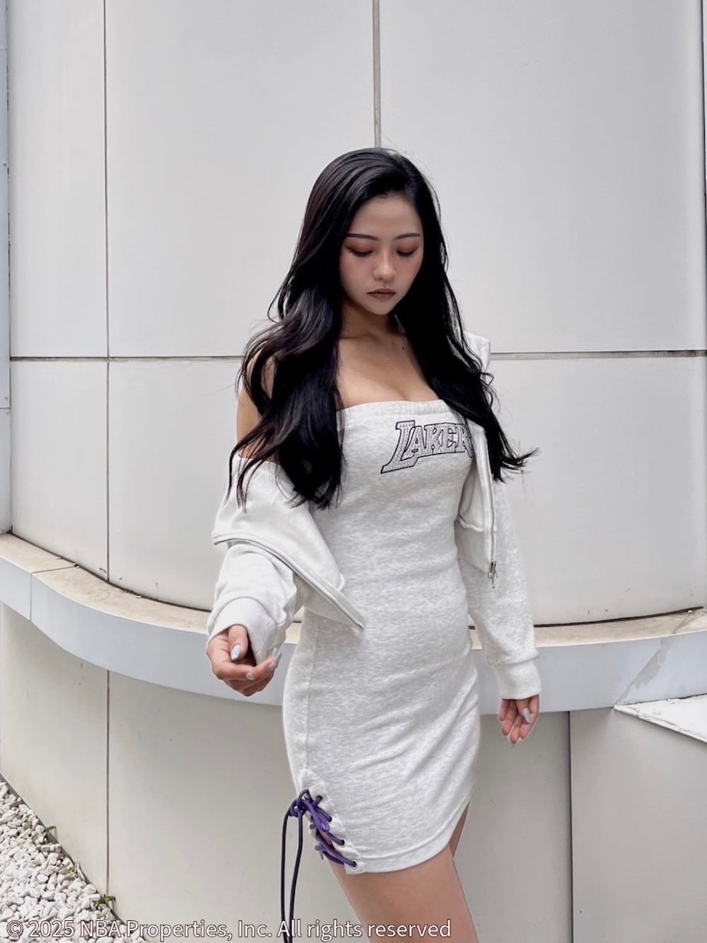 グレー系のワンピース、グレー系のパーカー、ホワイト系のサンダルを着用したレディースの夏コーディネートの3枚目の写真