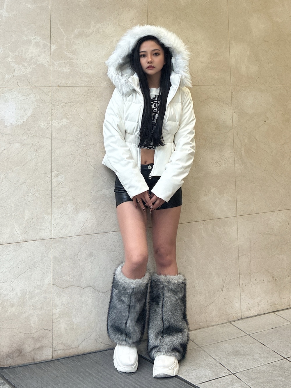 ホワイト系のニット/セーター、ブラック系のその他パンツ、ホワイト系のブーツを着用したレディースの冬コーディネートの4枚目の写真