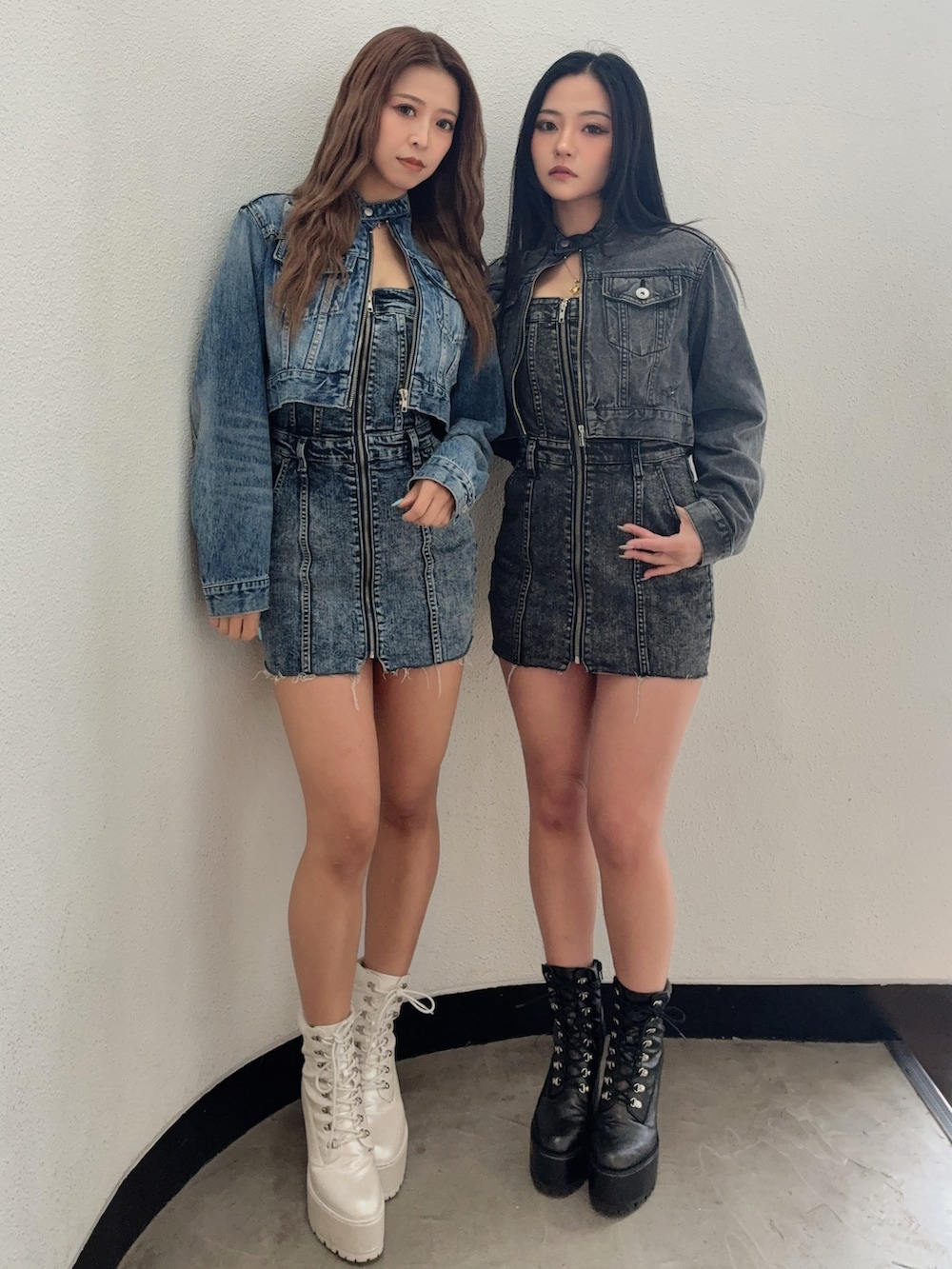 ブラック系のワンピース、ブルー系のワンピース、ブルー系のデニムジャケットを着用したレディースの春コーディネートの3枚目の写真