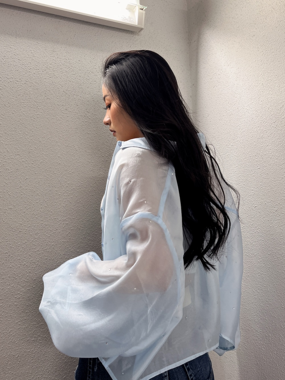 ホワイト系のチューブトップ、ブルー系のシャツ/ブラウス、ブルー系のデニムパンツを着用したレディースの春コーディネートの3枚目の写真