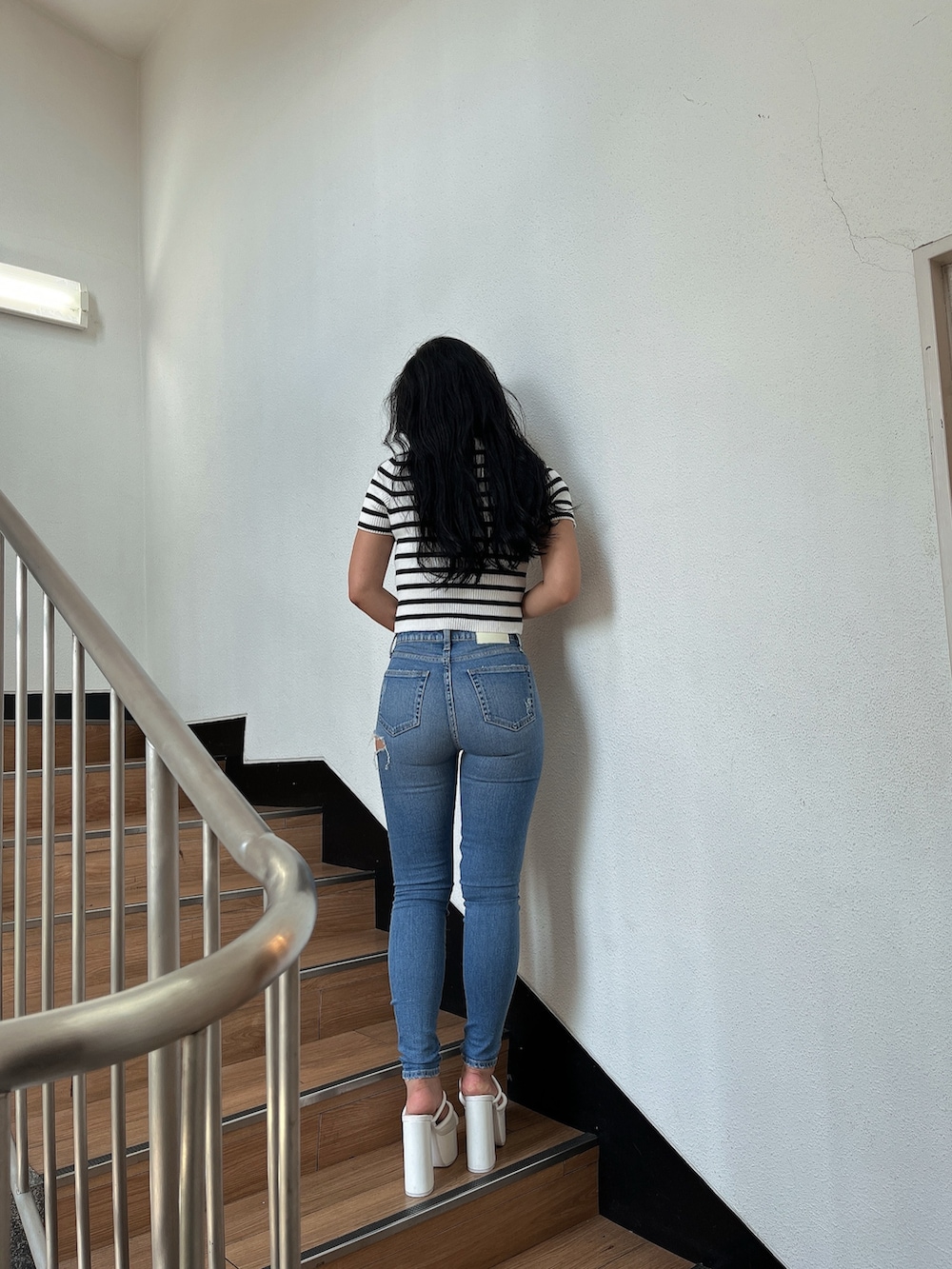 その他のニット/セーター、ブルー系のデニムパンツ、ホワイト系のサンダルを着用したレディースの夏コーディネートの3枚目の写真