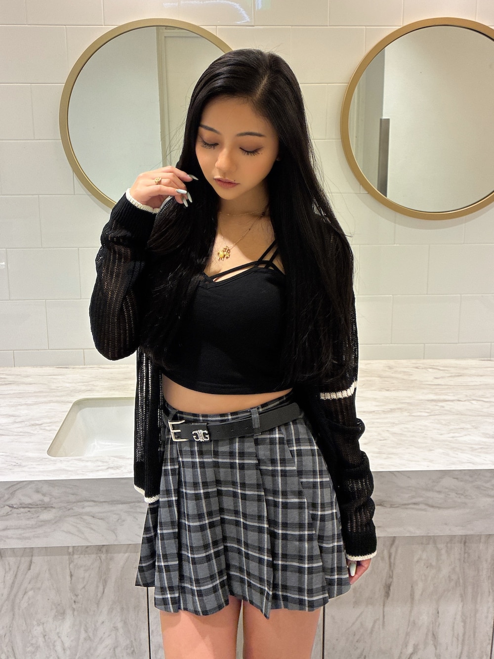 ブラック系のキャミソール、ブラック系のカーディガン/ボレロ、その他のスカートを着用したレディースの秋コーディネートの2枚目の写真