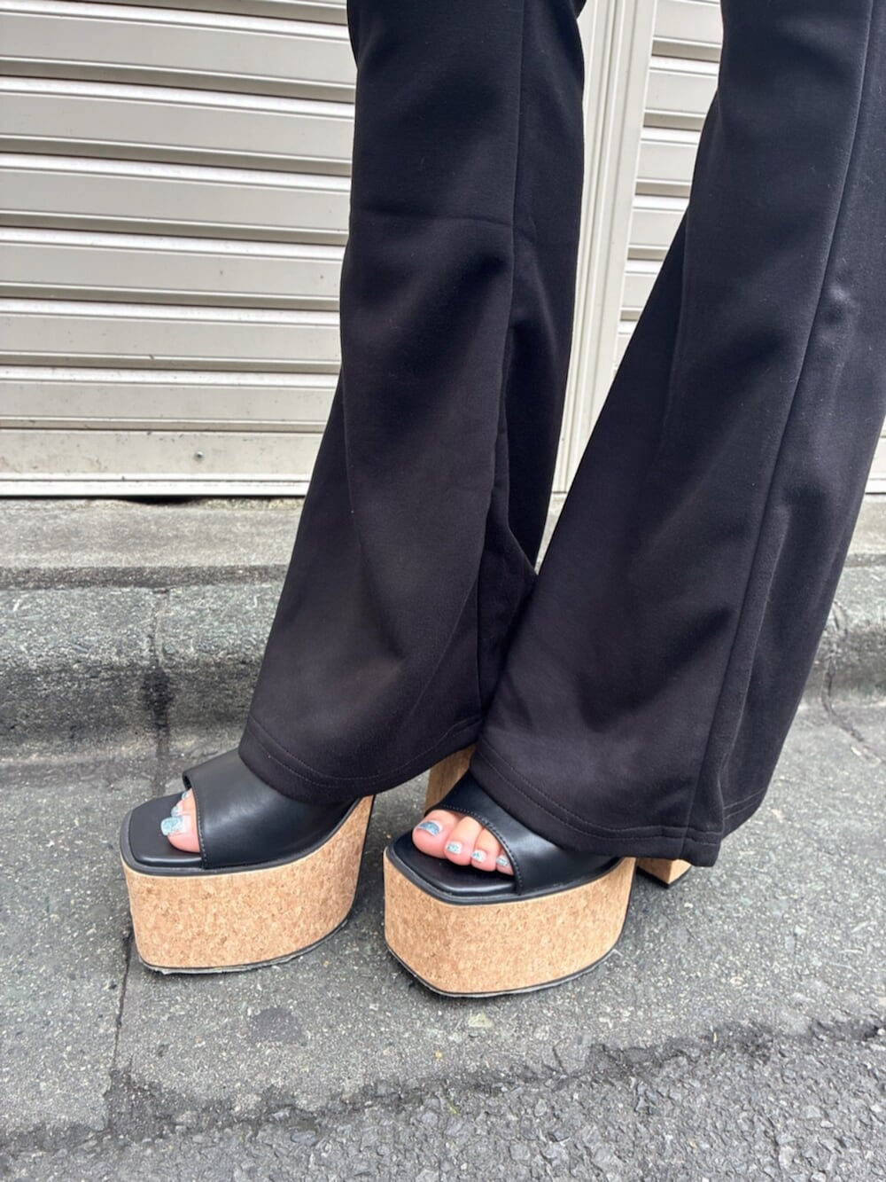 ブラック系のサンダル、その他のニット/セーター、ブラック系のその他パンツを着用したレディースの夏コーディネートの7枚目の写真