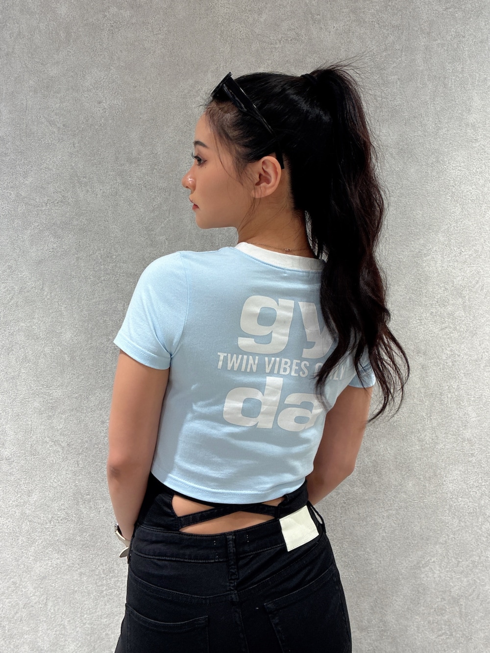 ブルー系のTシャツ/カットソー、ブラック系のデニムパンツ、ホワイト系のサンダルを着用したレディースの夏コーディネートの5枚目の写真