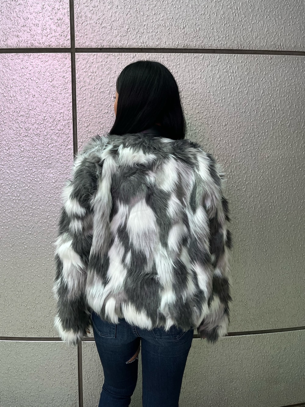 その他のライダースジャケット、ブラック系のニット/セーター、ブルー系のデニムパンツを着用したレディースの秋コーディネートの4枚目の写真