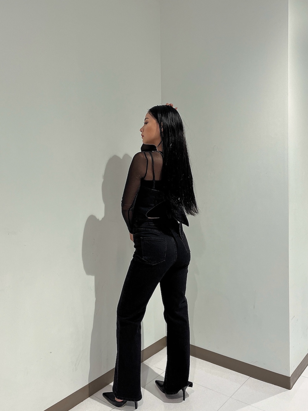 ブラック系のニット/セーター、ブラック系のワンピース、ブラック系のパンプスを着用したレディースの秋コーディネートの2枚目の写真