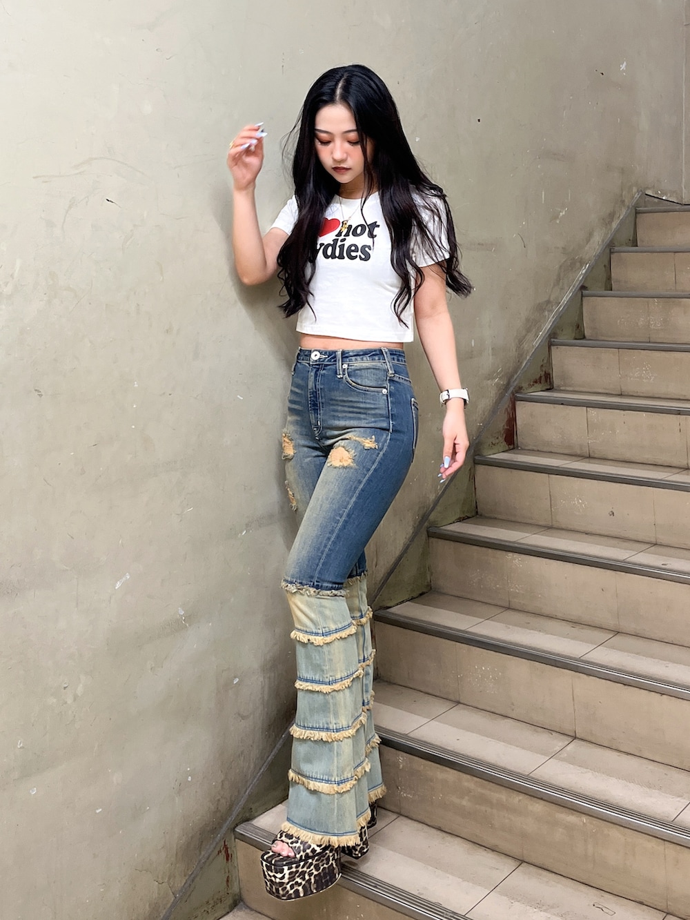 ホワイト系のTシャツ/カットソー、ブルー系のデニムパンツ、その他のサンダルを着用したレディースの夏コーディネートの2枚目の写真