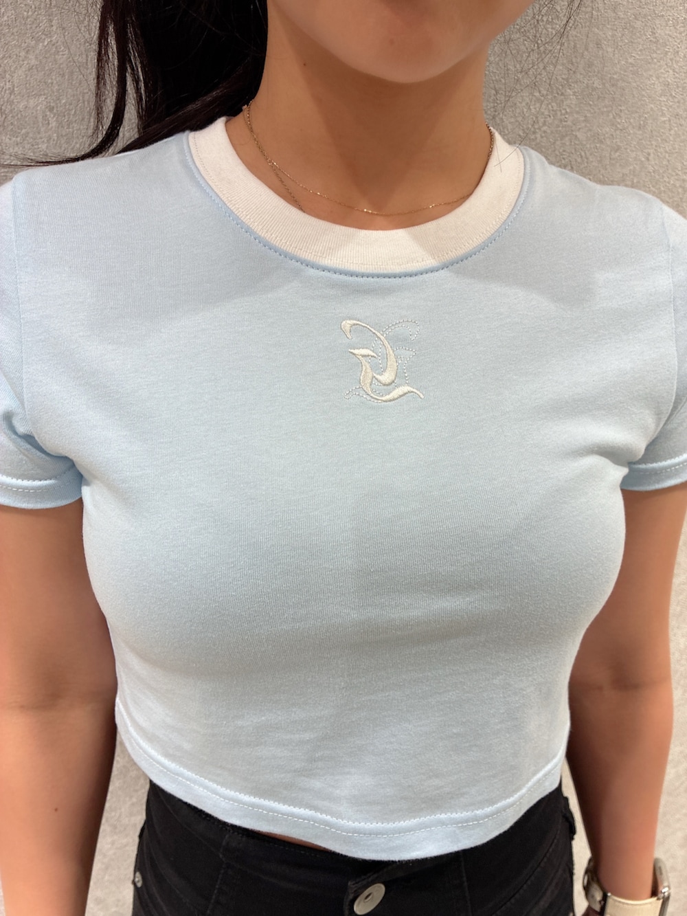 ブルー系のTシャツ/カットソー、ブラック系のデニムパンツ、ホワイト系のサンダルを着用したレディースの夏コーディネートの6枚目の写真
