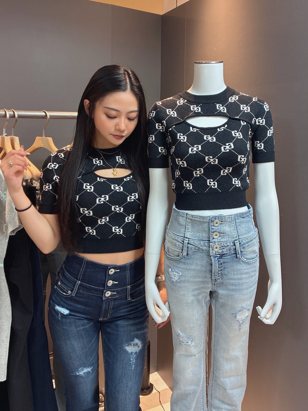 ブラック系のニット/セーター、ブルー系のデニムパンツ、ブルー系のデニムパンツを着用したレディースの春コーディネートの3枚目の写真