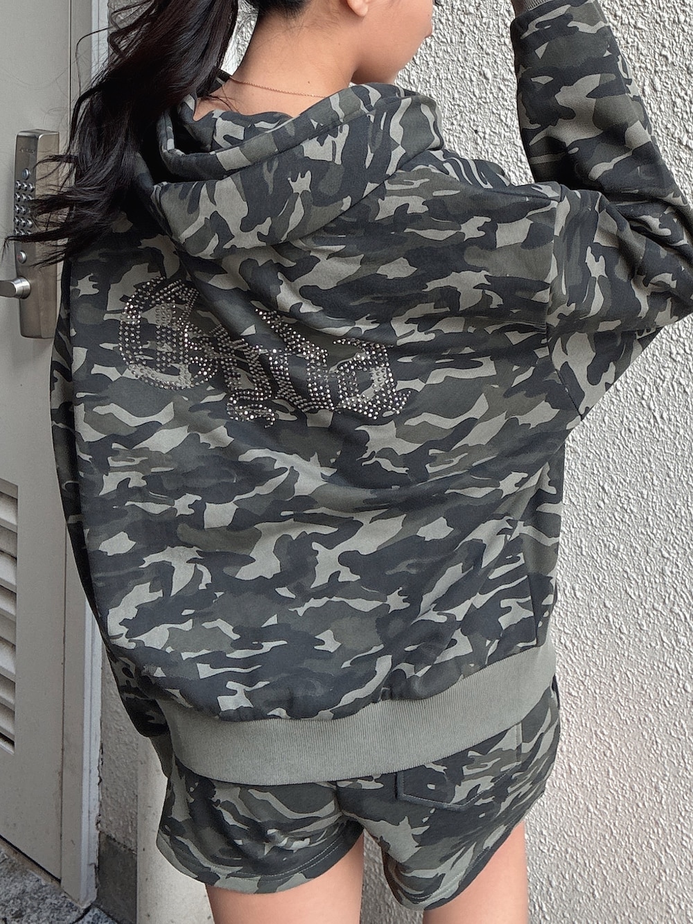 その他のパーカー、その他のその他パンツを着用したレディースの冬コーディネートの3枚目の写真