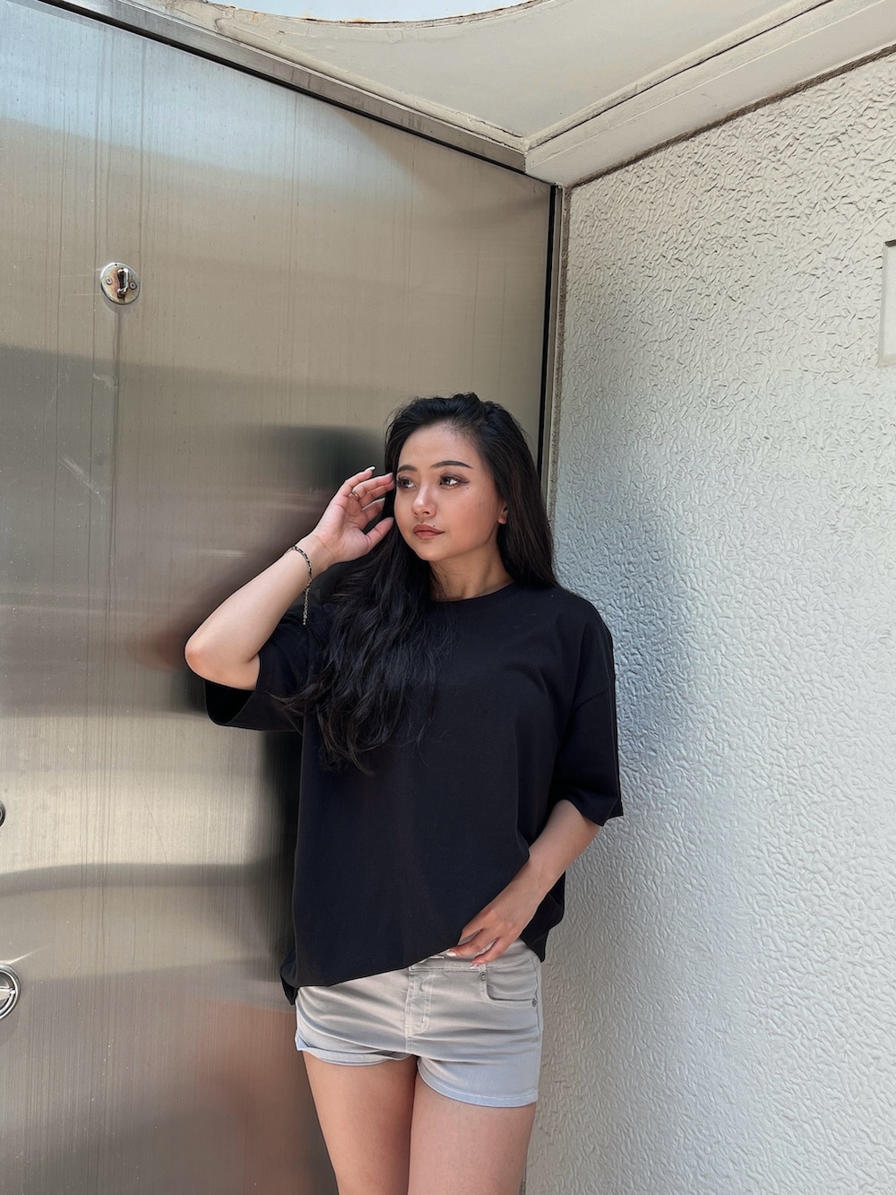 グレー系のその他パンツ、ホワイト系のサンダル、ブラック系のTシャツ/カットソーを着用したレディースの夏コーディネートの4枚目の写真