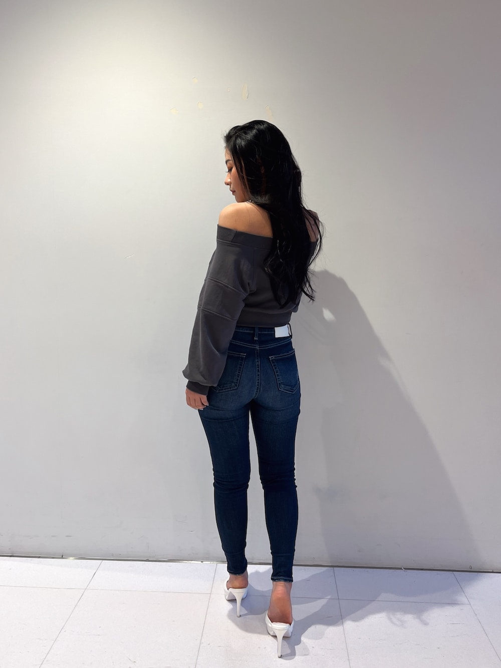 ブルー系のデニムパンツ、グレー系のスウェットを着用したレディースの冬コーディネートの3枚目の写真