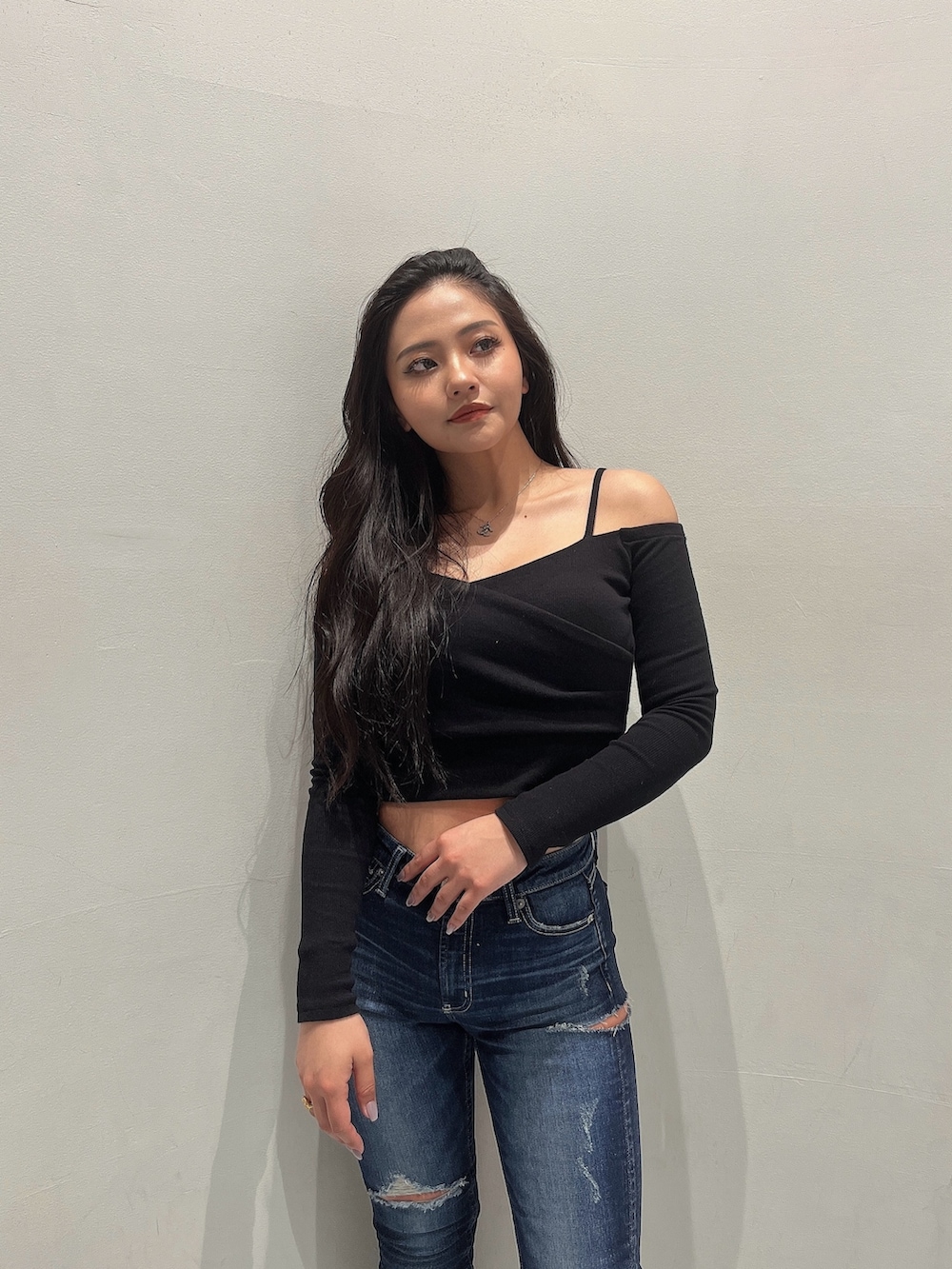 ブラック系のTシャツ/カットソー、ブルー系のデニムパンツ、ホワイト系のパンプスを着用したレディースの春コーディネートの2枚目の写真