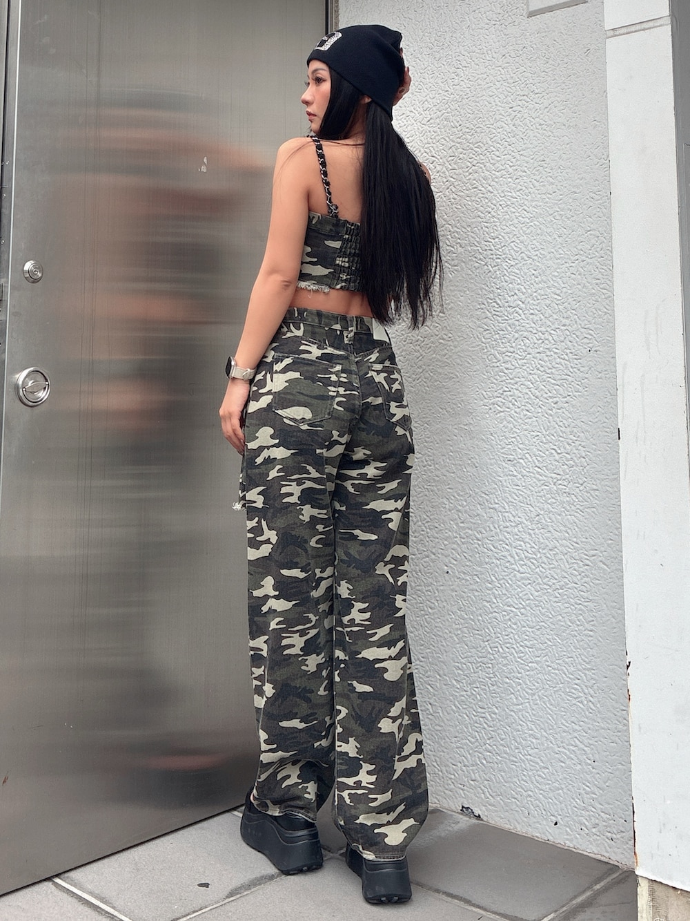 その他のつなぎ/オールインワン、ブラック系のサンダル、ブラック系のニットキャップ/ビーニーを着用したレディースの春コーディネートの3枚目の写真