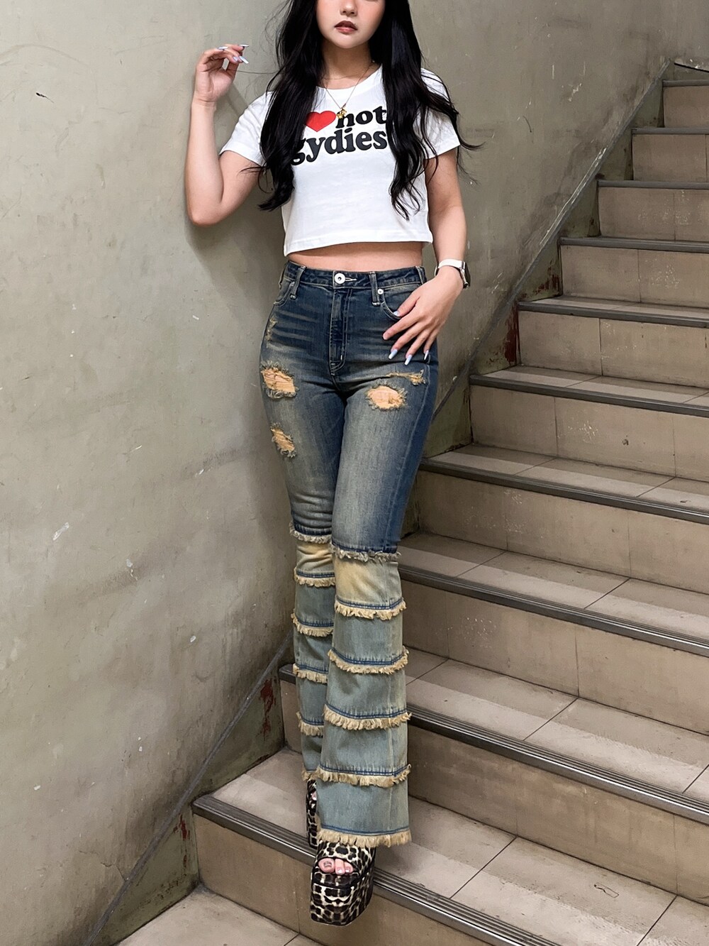 ホワイト系のTシャツ/カットソー、ブルー系のデニムパンツ、その他のサンダルを着用したレディースの夏コーディネートの3枚目の写真