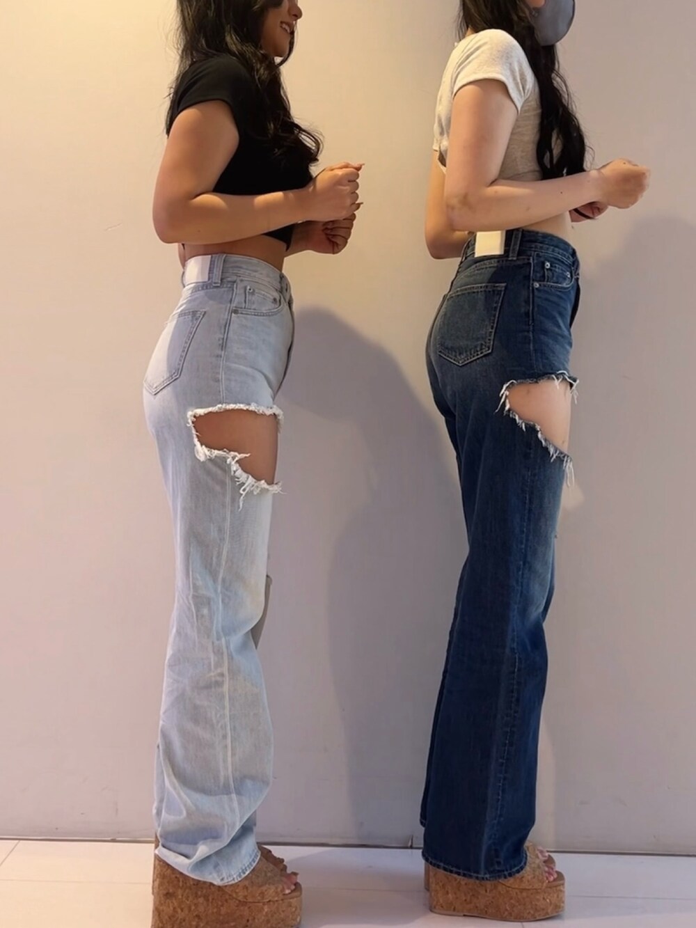 ブラック系のTシャツ/カットソー、グレー系のTシャツ/カットソー、ブルー系のデニムパンツを着用したレディースの春コーディネートの2枚目の写真