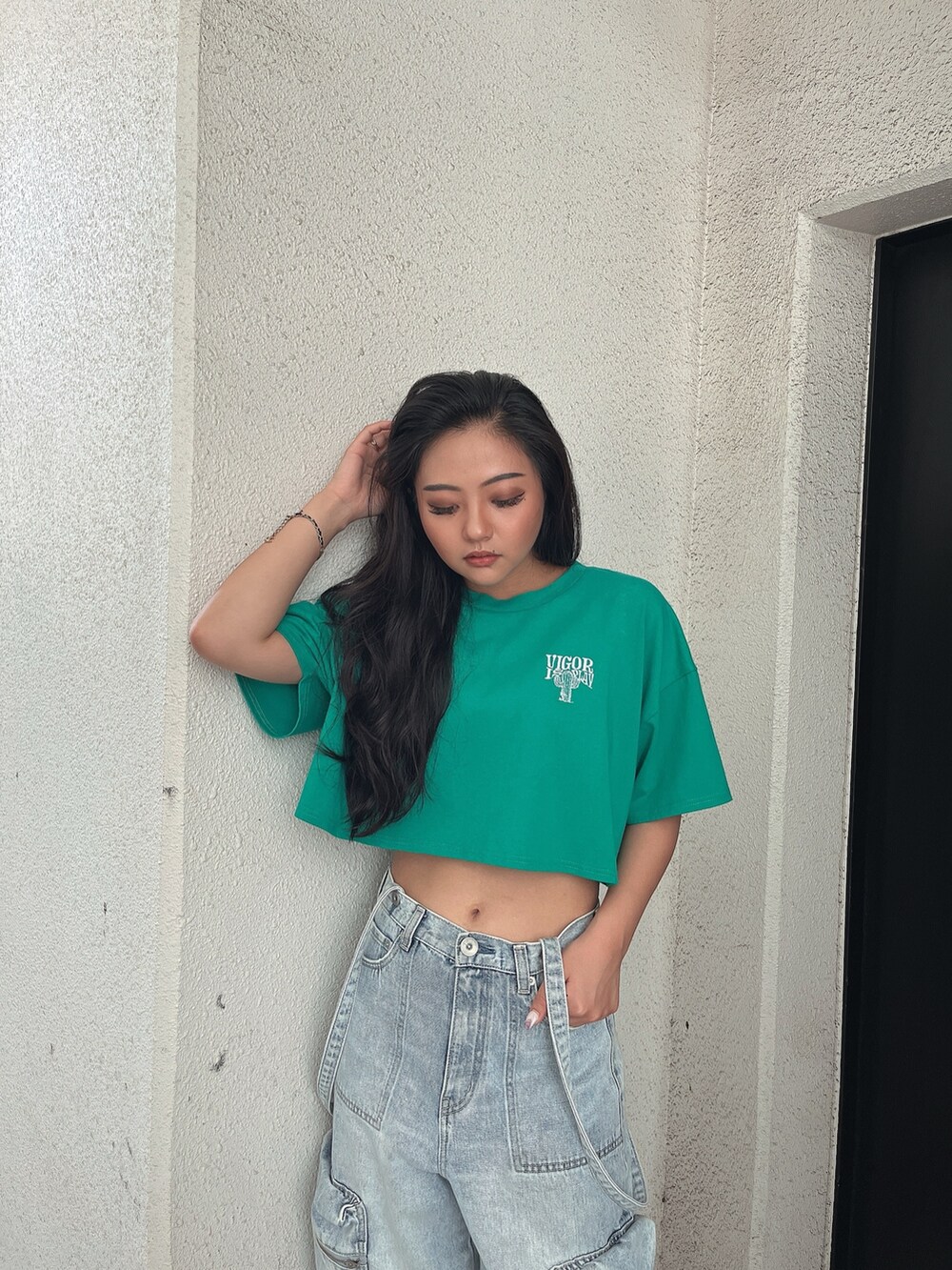 グリーン系のTシャツ/カットソー、ブルー系のデニムパンツ、ホワイト系のサンダルを着用したレディースの夏コーディネートの4枚目の写真