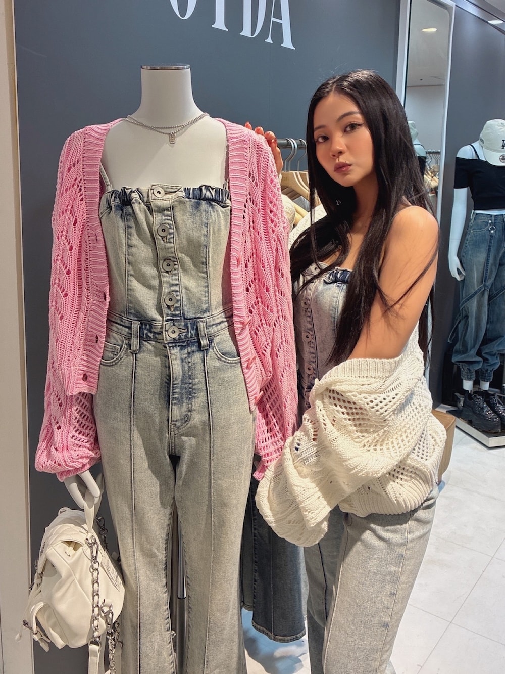 ピンク系のニット/セーター、ホワイト系のニット/セーター、ブルー系のつなぎ/オールインワンを着用したレディースの春コーディネートの2枚目の写真