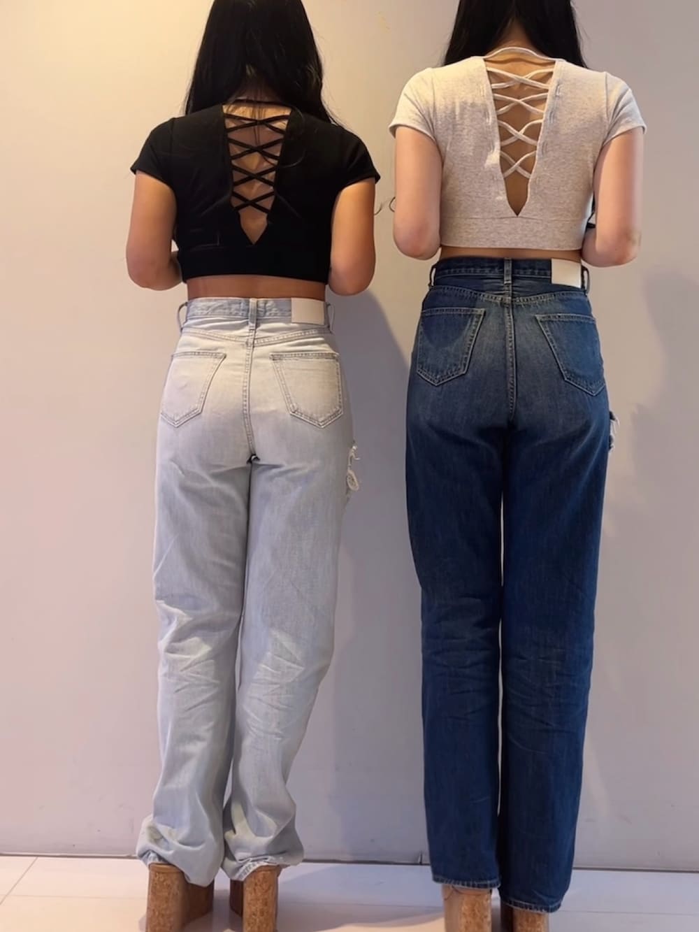 ブラック系のTシャツ/カットソー、グレー系のTシャツ/カットソー、ブルー系のデニムパンツを着用したレディースの春コーディネートの3枚目の写真