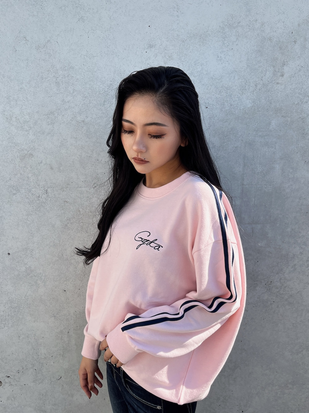 ブルー系のデニムパンツを着用したレディースの冬コーディネートの3枚目の写真