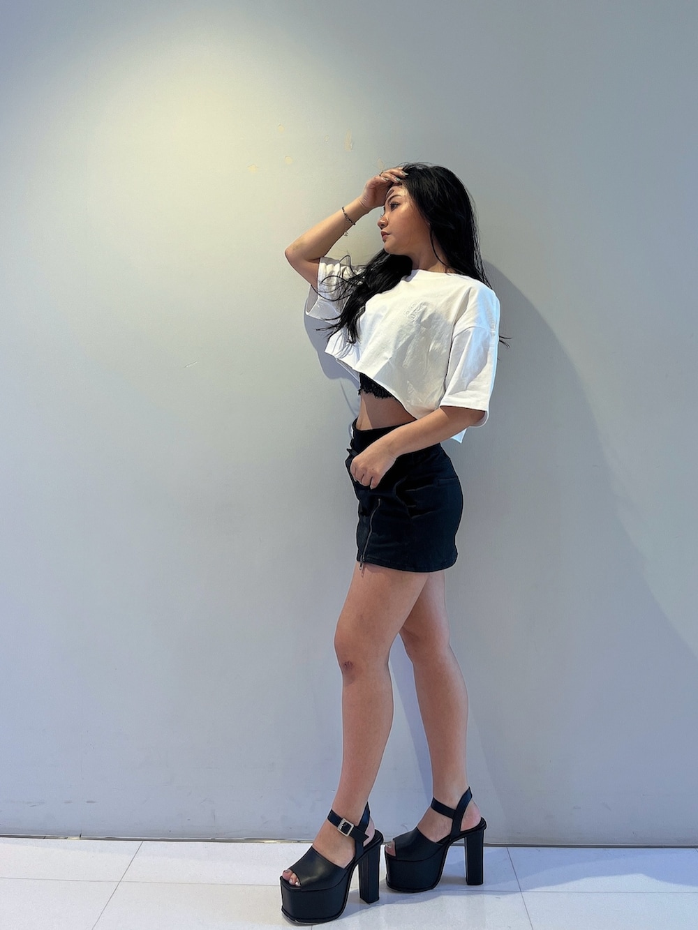 ホワイト系のTシャツ/カットソー、ブラック系のキャミソール、ブラック系のサンダルを着用したレディースの夏コーディネートの2枚目の写真