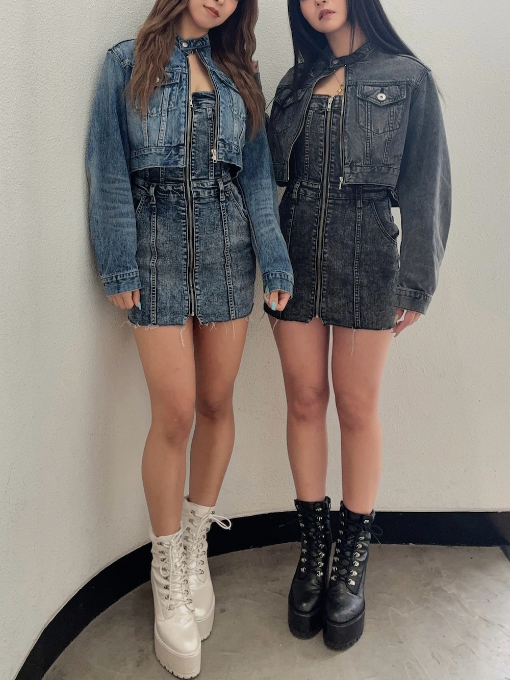 ブラック系のワンピース、ブルー系のワンピース、ブルー系のデニムジャケットを着用したレディースの春コーディネートの2枚目の写真