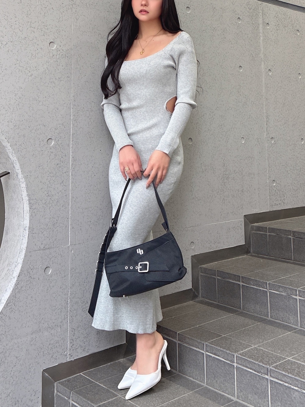 ブラック系のハンドバッグ、グレー系のワンピースを着用したレディースの春コーディネートの3枚目の写真