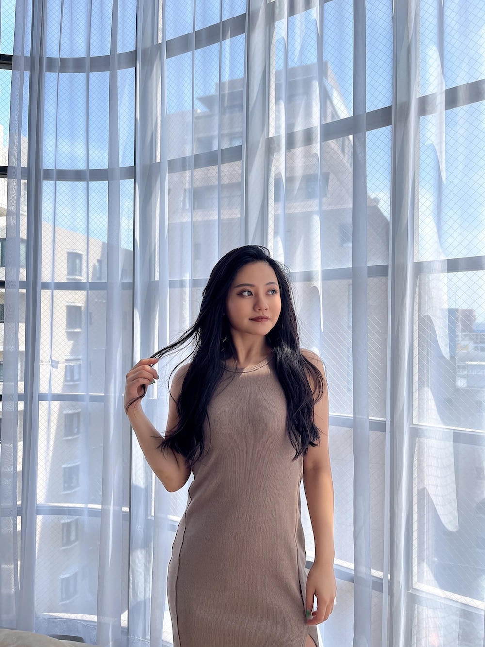 ベージュ系のワンピースを着用したレディースの夏コーディネートの3枚目の写真