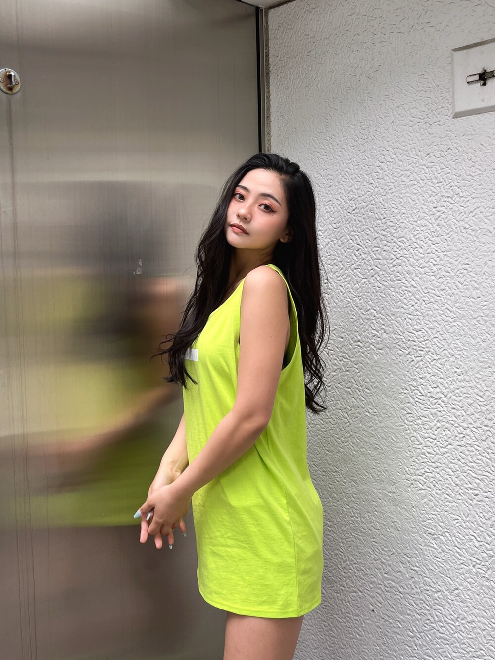 グリーン系のワンピース、ホワイト系のスニーカー、グリーン系のソックス/靴下を着用したレディースの夏コーディネートの3枚目の写真