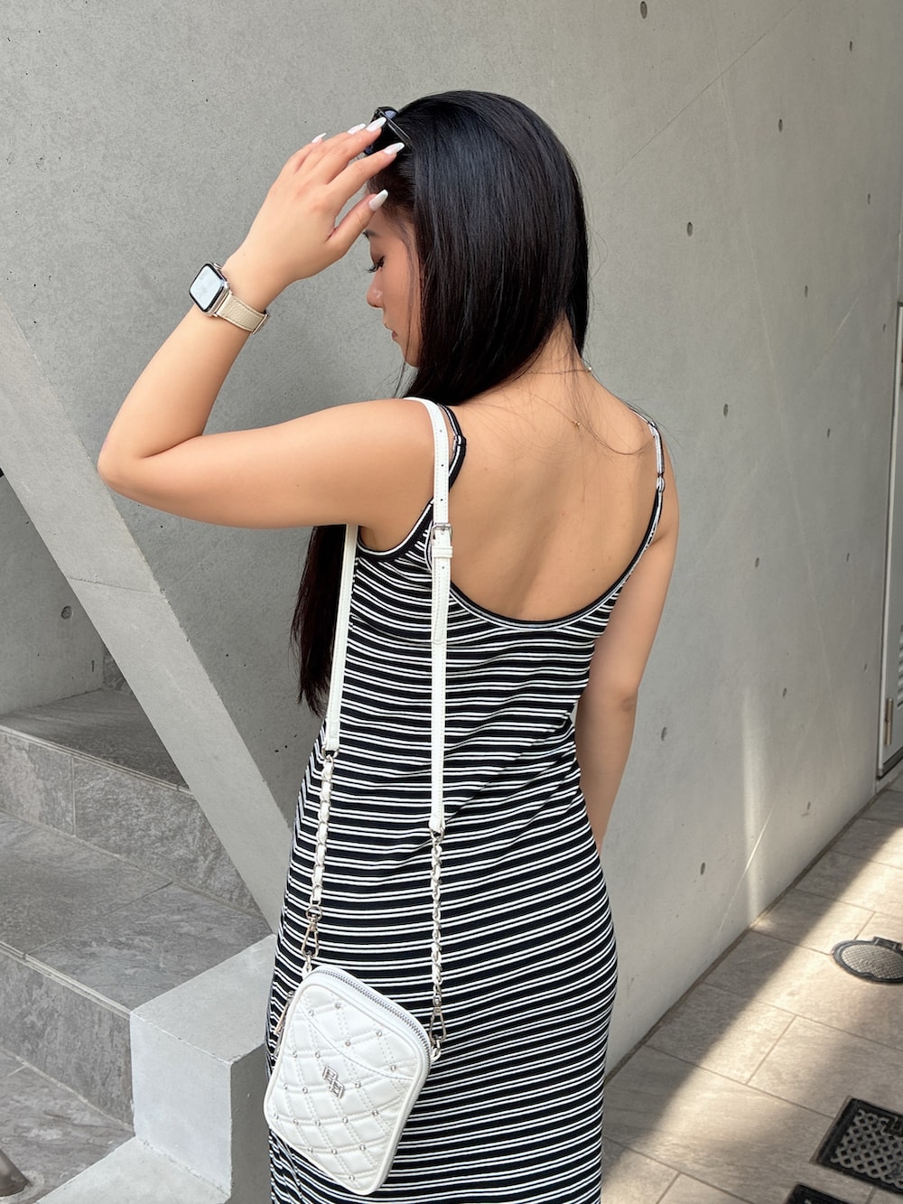 その他のワンピース、ホワイト系のサンダル、ホワイト系のショルダーバッグを着用したレディースの夏コーディネートの6枚目の写真