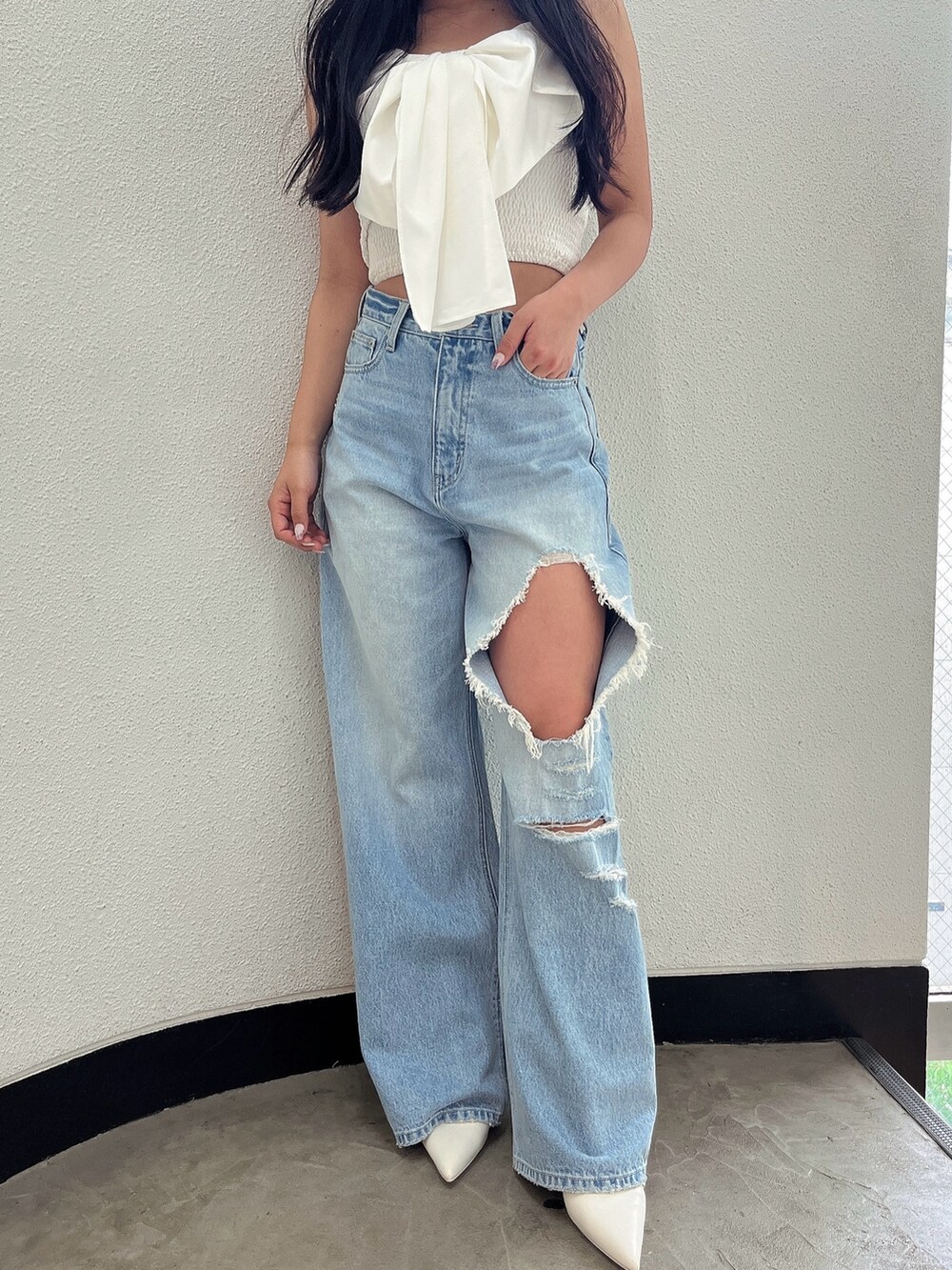 ブルー系のデニムパンツ、ホワイト系のパンプス、ホワイト系のシャツ/ブラウスを着用したレディースの夏コーディネートの4枚目の写真