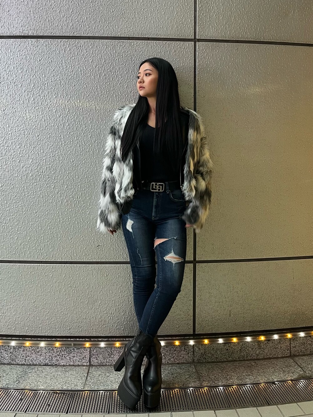 その他のライダースジャケット、ブラック系のニット/セーター、ブルー系のデニムパンツを着用したレディースの秋コーディネートの2枚目の写真