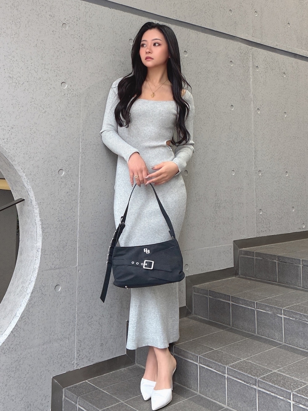 ブラック系のハンドバッグ、グレー系のワンピースを着用したレディースの春コーディネートの5枚目の写真