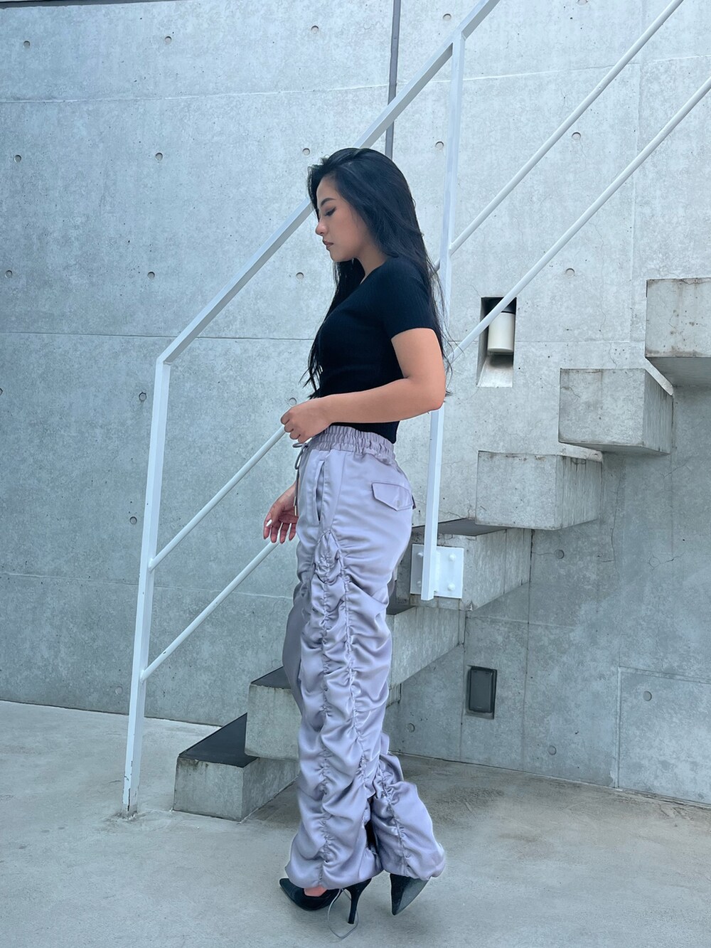 ブラック系のニット/セーター、グレー系のその他パンツ、ブラック系のパンプスを着用したレディースの秋コーディネートの3枚目の写真