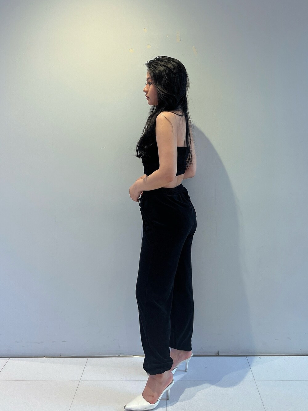 ブラック系のチューブトップ、ブラック系のその他パンツ、ホワイト系のパンプスを着用したレディースの春コーディネートの2枚目の写真