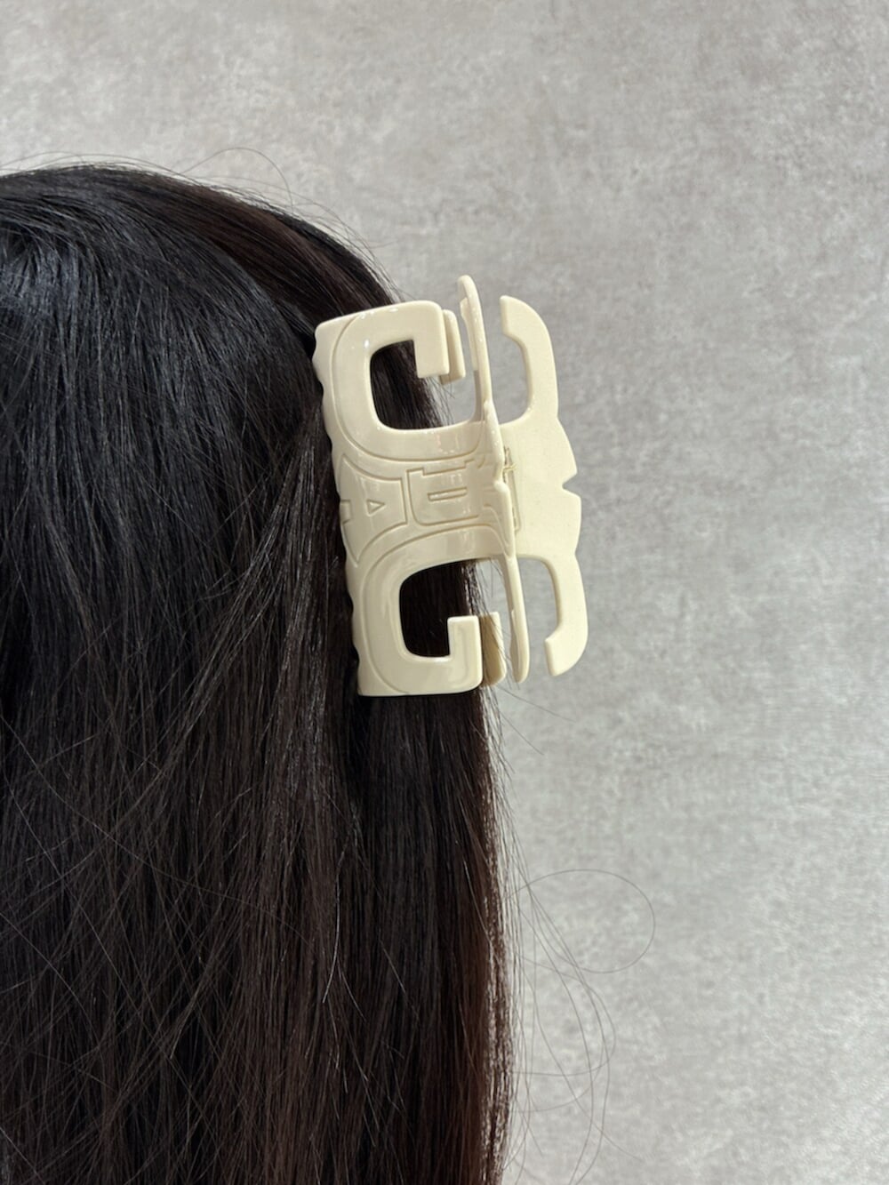 ホワイト系のサンダル、ホワイト系のハンドバッグ、ホワイト系のタンクトップを着用したレディースの夏コーディネートの6枚目の写真